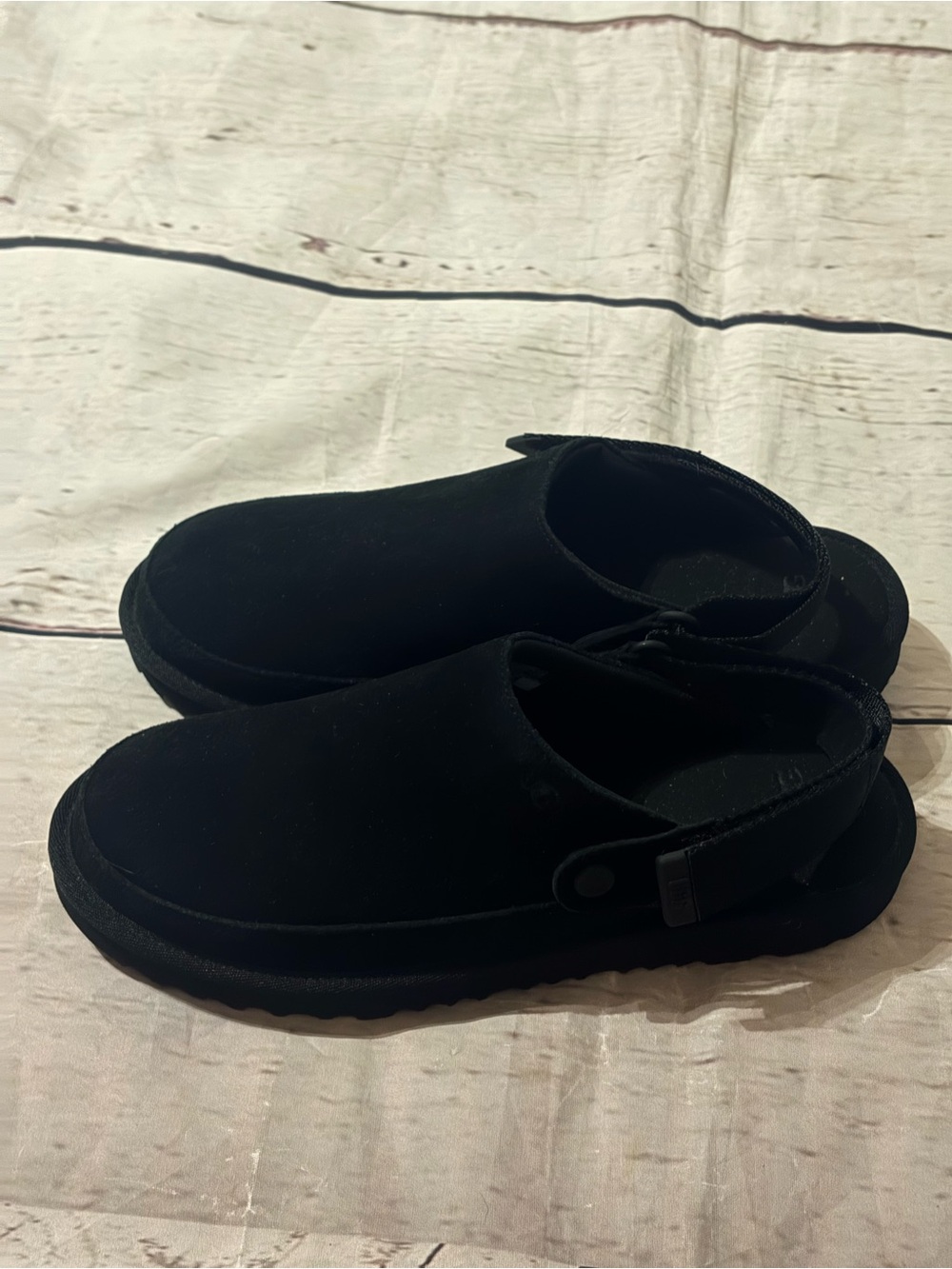 UGGS women’s black size 6 slippers brand new